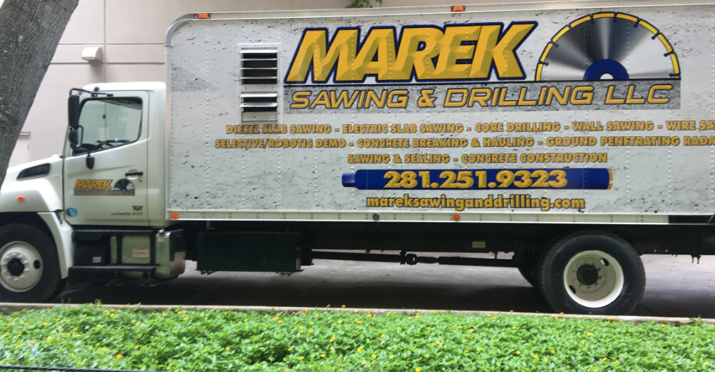 Robotic concrete breaker on elevated slab — controlled removal (4)